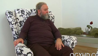 Старик развлекается с молодой красоткой, когда никого нет дома