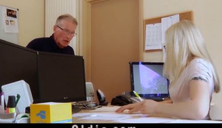 Отец трахнул дочь на кухне