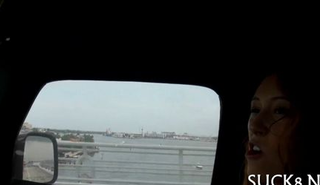 Сексуальная блондинка просила подвезти, а потом взяла в рот