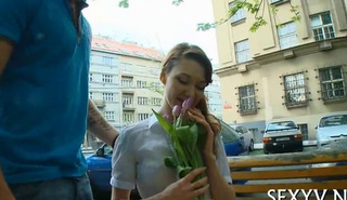 Сочная красотка щедро наградила любовника глубоким минетом